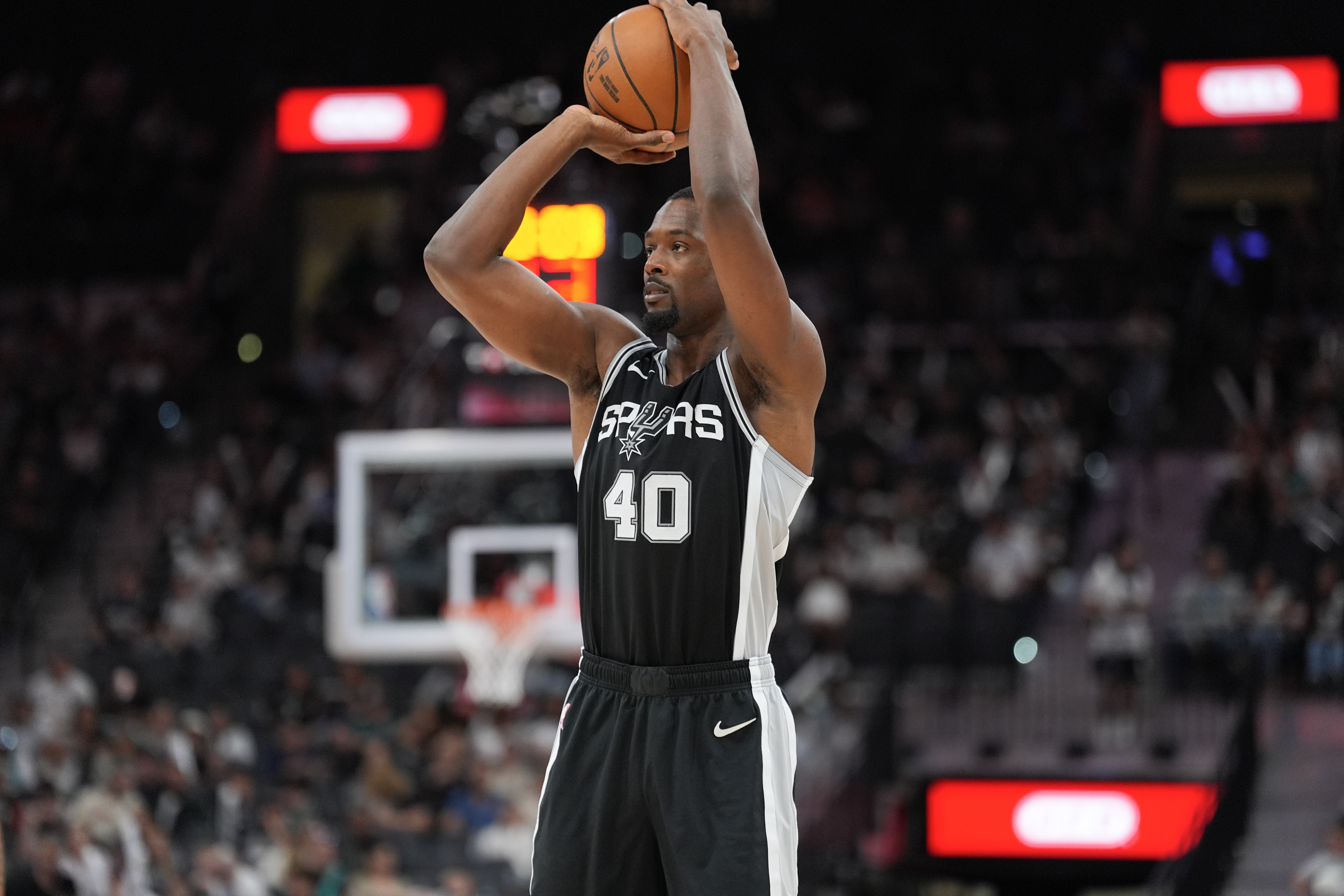 关于雷霆大胜马刺：表现出色的表现让球迷惊艳的信息