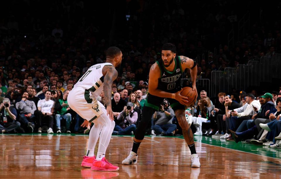 包含雄鹿复出首战，险胜状态火爆，险胜成为焦点！的词条