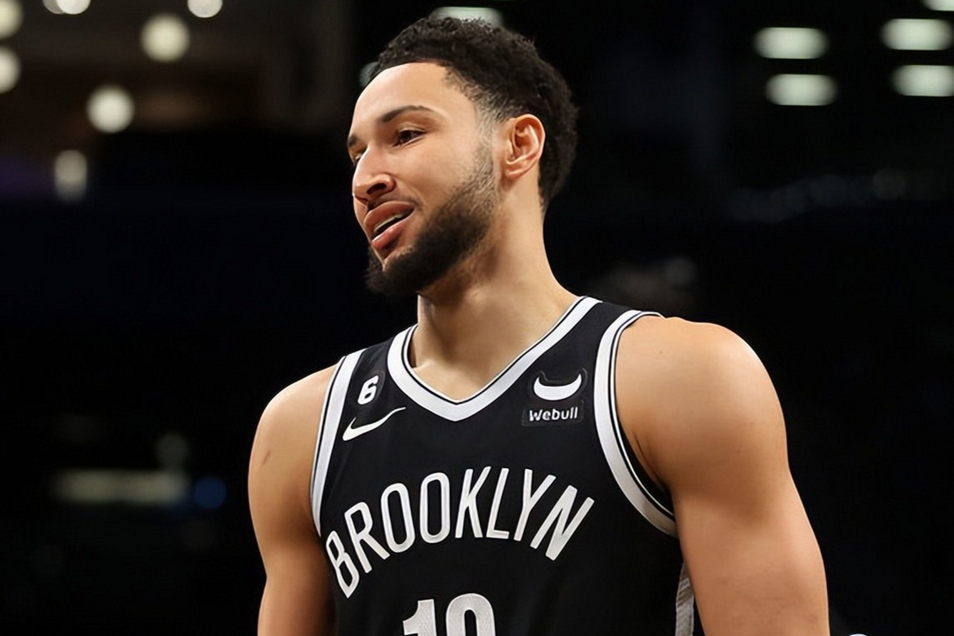 西蒙斯险胜篮网，全明星入选关键表现点燃全场！