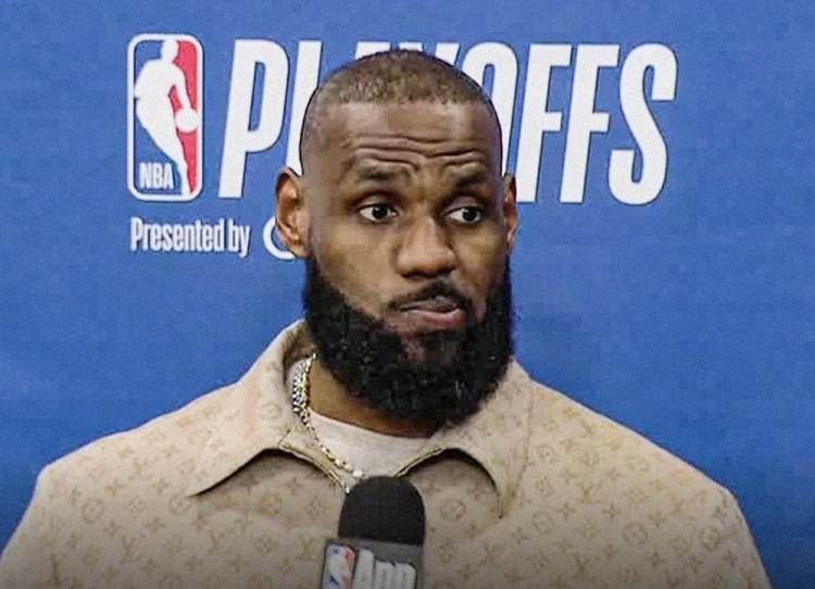 詹姆斯重返赛场，夺冠首场状态出色，切尔西观众沸腾！