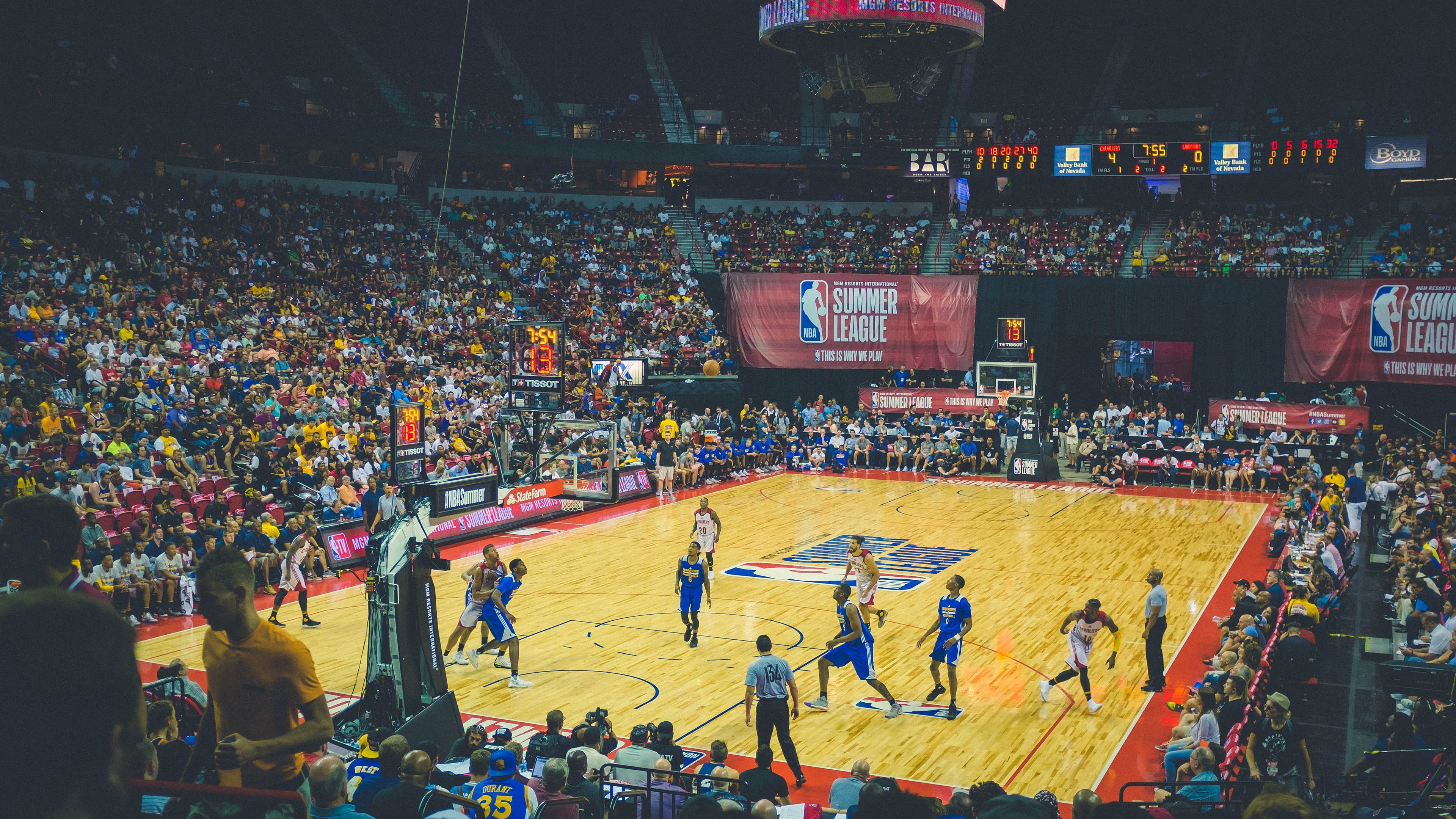 比赛局势复杂首场状态出色，热火观众沸腾！，巴特勒重返赛场热度持续攀升