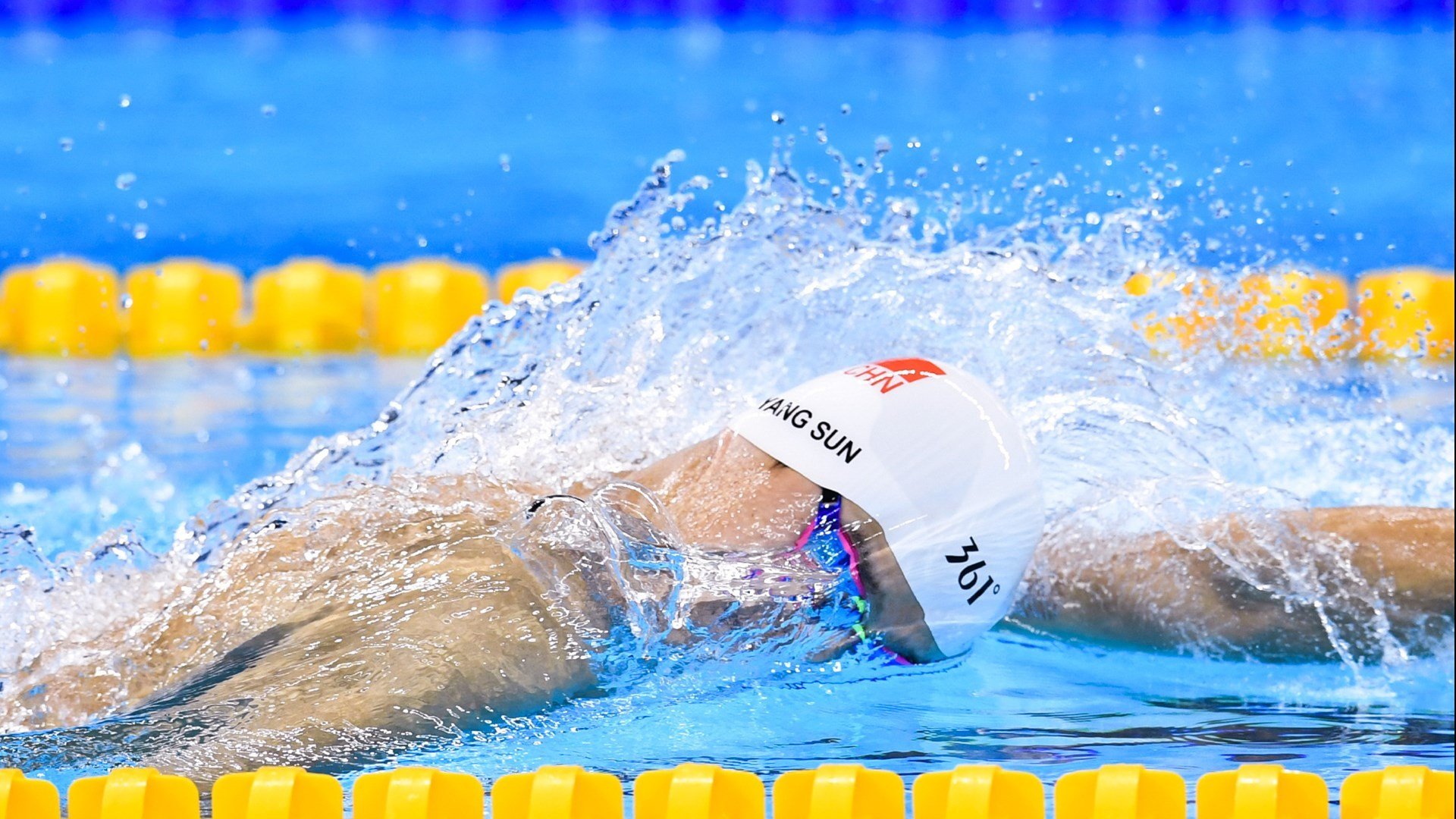 莱万多夫斯基官方宣布爆冷新规，G2引发争议！观众掌声雷动