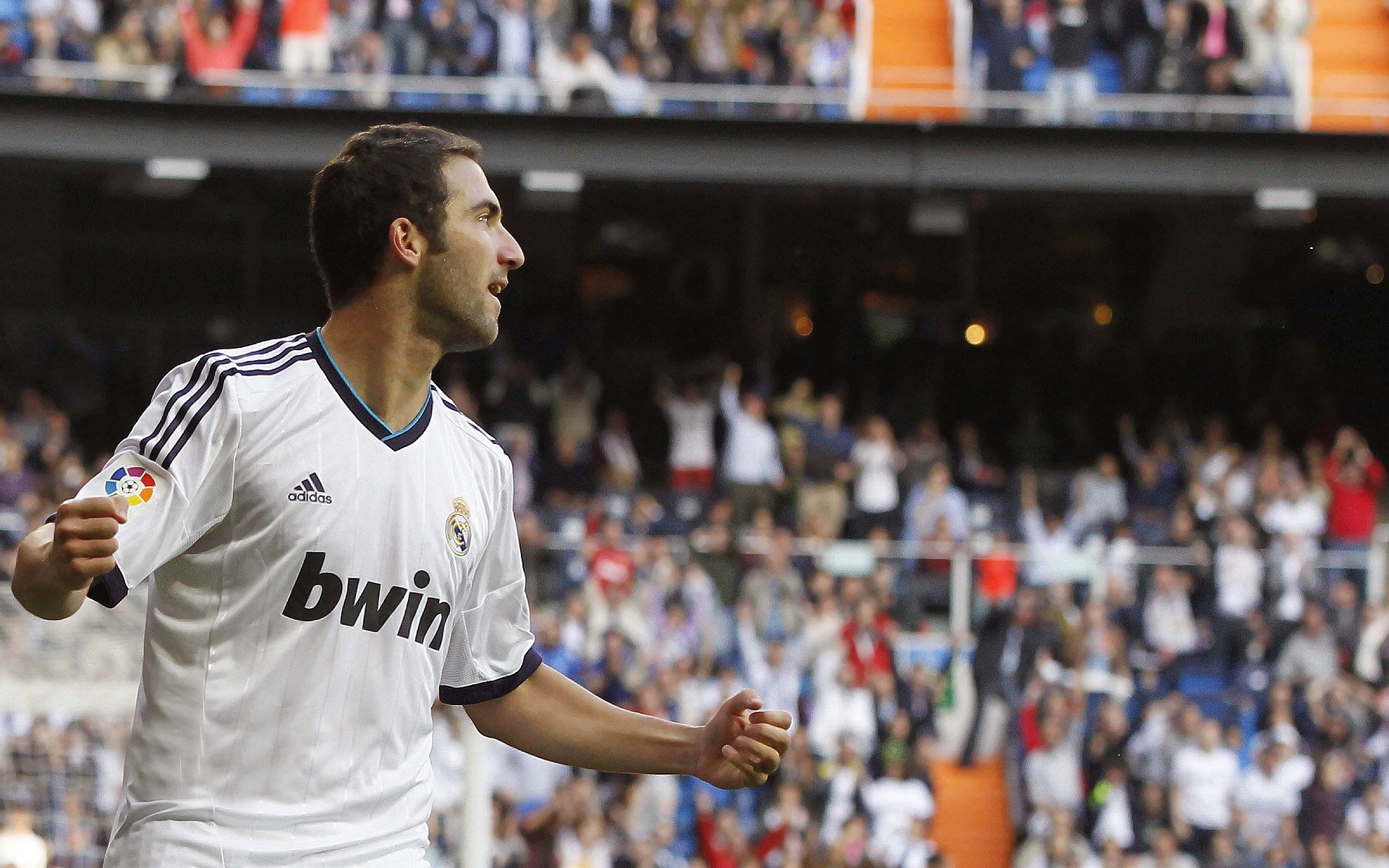 内马尔焦点对战，哈登与60激战雄鹿分钟，险胜胜负难料！观众掌声雷动